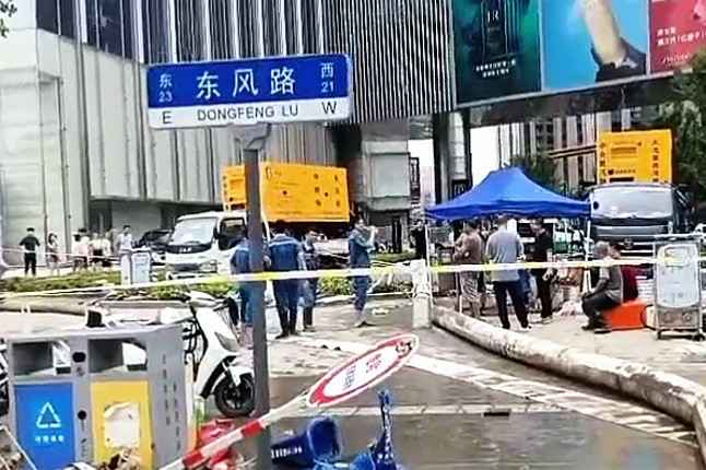 武汉波涛人才培训与发展有限公司排涝突击队在排涝现场